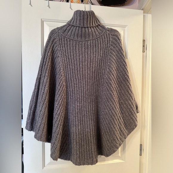 Thick soft grey poncho - Picture 4 of 5